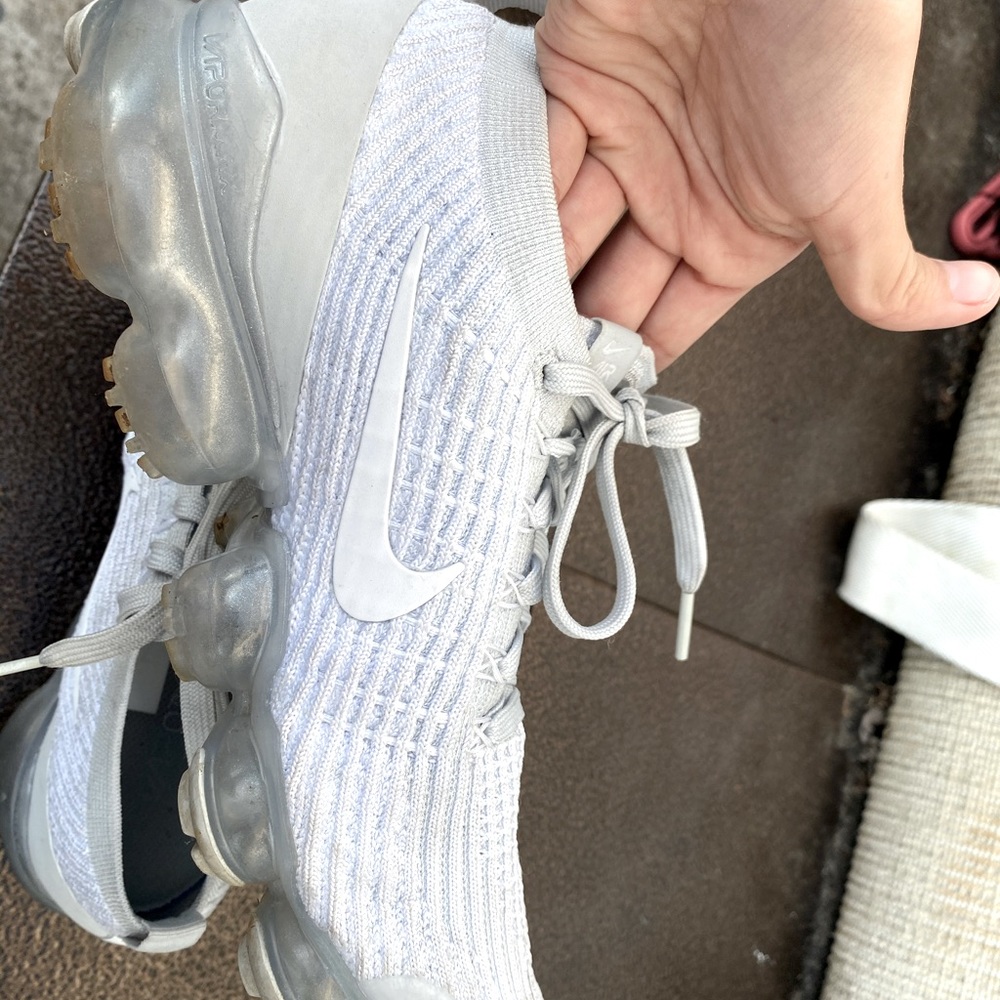 Size 8 Nike vapor max—- barely worn—-They no longer fit